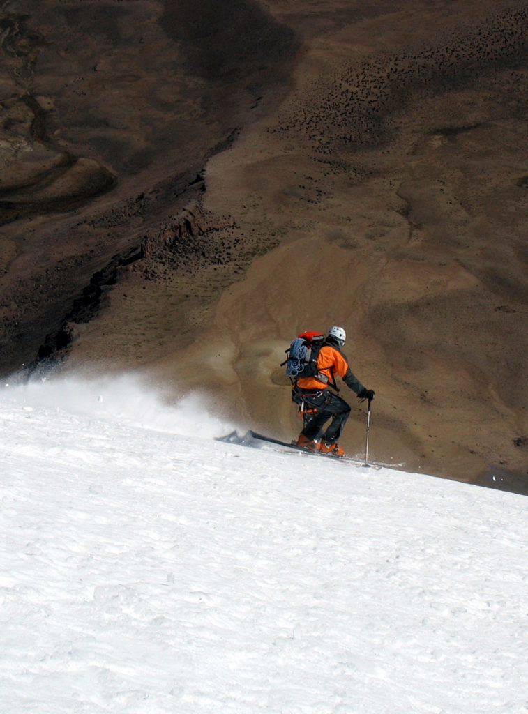 Prvozjazd SV. hrebeňa Sajamy lyžovanie v ústrety altiplana, ktorá je o 2200 metrov nižšie pripadalo ako cesta do-hlbín zeme.