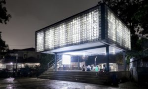 Knižnica postavená z 2 000 recyklovaných zmrzlinových kelímkov rieši negramotnosť v Indonézii 02
