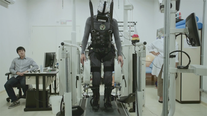 paraplegics-learn-to-feel-their-legs-again-using-virtual-reality-02