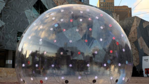 Svetelná bublina v Melbourne reaguje na dotyk 03