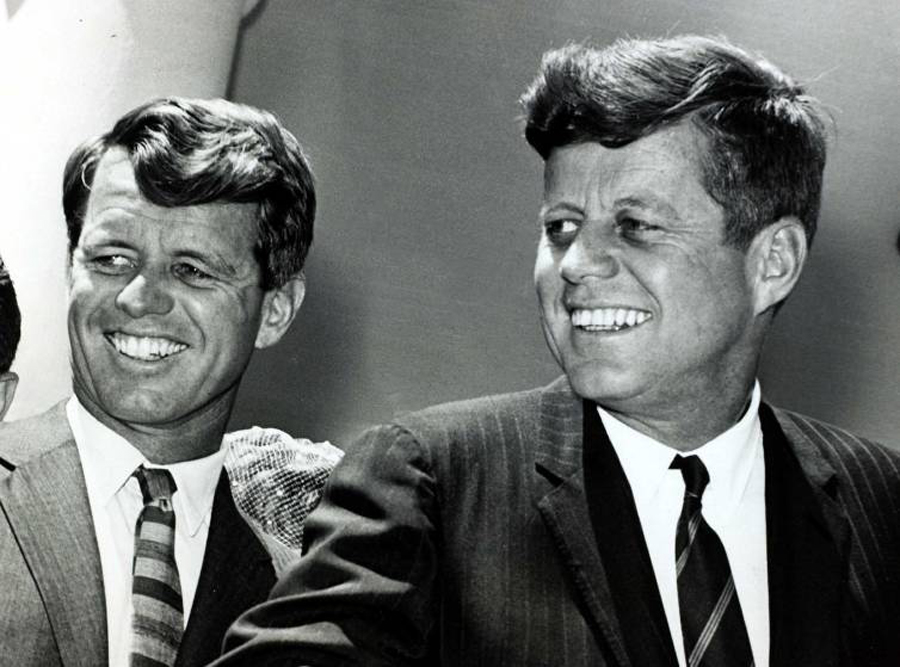 John a Róbert Kennedy, na obidvoch bol spáchaný atentát 