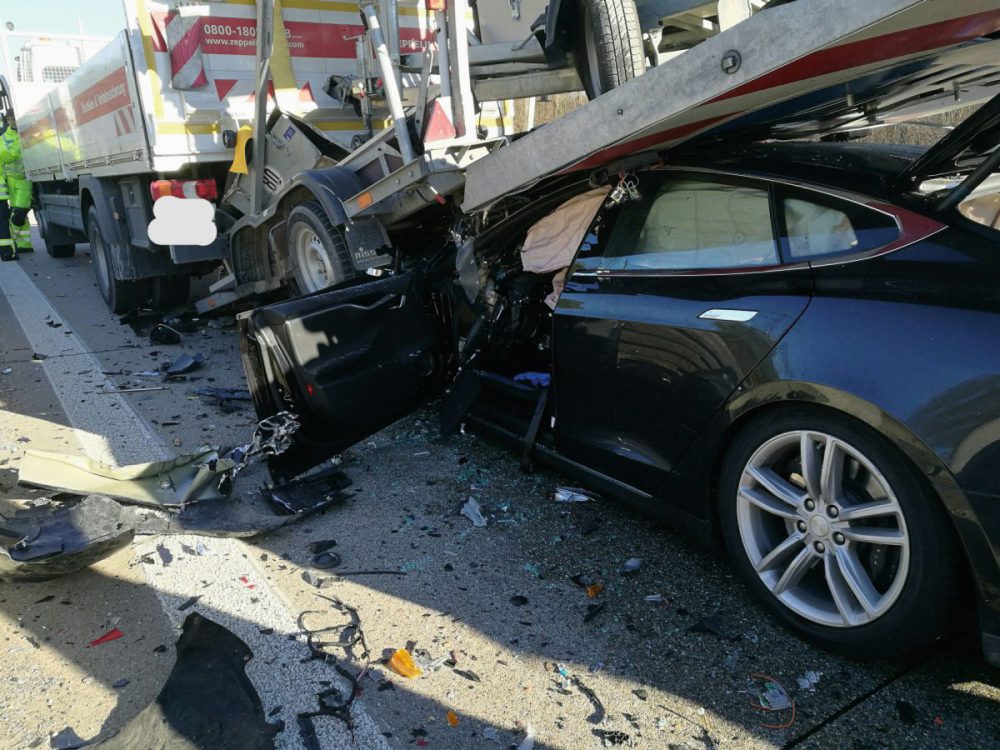 tesla-model-s-nl-crash-nehoda-02